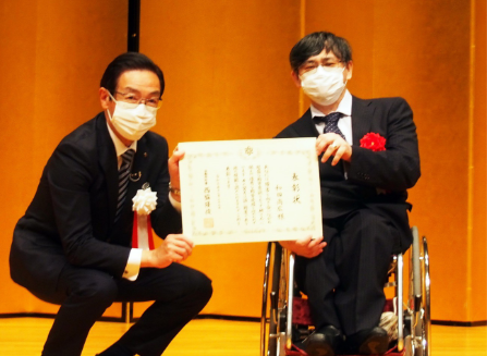 京都府西脇知事（左）と「優良勤労者知事表彰」を受賞した和田　尚広（右）