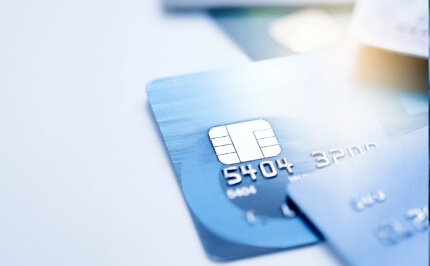 クレジットカードのチップ付き決済カードのイメージ。決済トータルソリューションとして、クレジット決済や電子マネー、ポイントサービスのシステム開発を提供。PCI-DSS対応のクラウドセンターを活用し、安全な決済データの運用管理を実現。