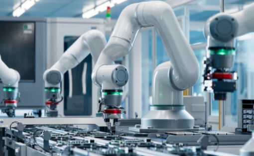 AI・IoT技術を活用した産業用ロボットが稼働するスマートファクトリーの様子。生産性向上や品質改善を実現するセンサー・コントローラを搭載し、効率的かつ安全なモノづくり現場を支える。データ活用による製造業のDXを推進。