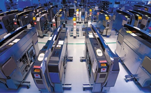 Inside the factory lined with Omron's station service equipment systems. Automatic ticket gates, ticket vending machines, and other devices used in railway stations are being developed and manufactured here, symbolizing the evolution of social automation that supports social infrastructure.