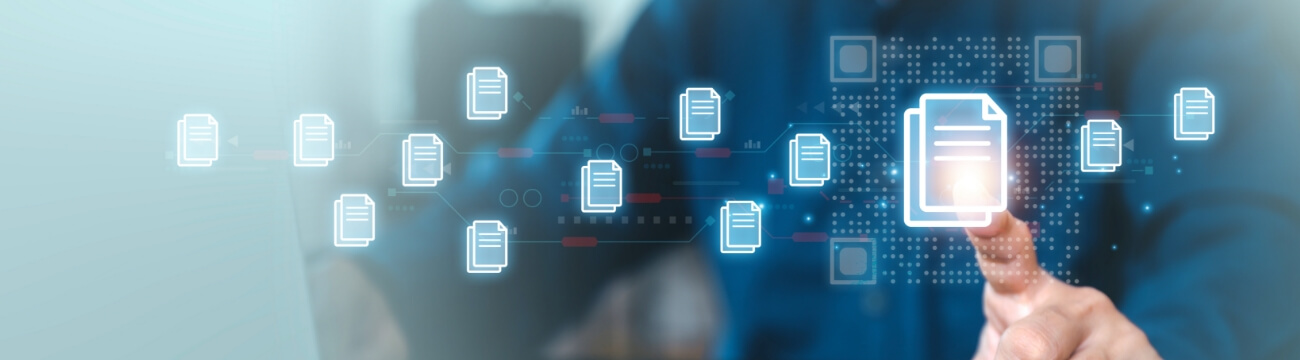 ビジネスシーンで握手を交わす2人の男性。デジタル技術やデータ連携を象徴するグラフィックが重なった資料ダウンロード用イメージ。