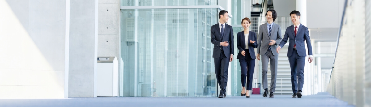 世界中の人々の安心・安全・快適な暮らしを目指し、共に歩むビジネスパーソンたち。豊かな社会の創造を象徴する企業イメージ写真