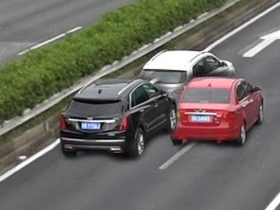 Fig. 5 Vehicles overlapped by scaling up/down and repositioning2