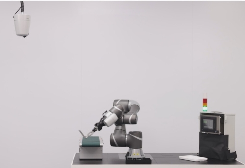 【A network camera and a collaborative robot working together for inspection using the Vision Edition-T image processing software.】