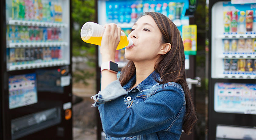 街なかの自動販売機でも活躍するオムロンの技術