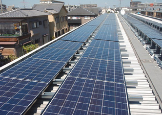 太陽光パネルを設置した集合賃貸住宅の屋根