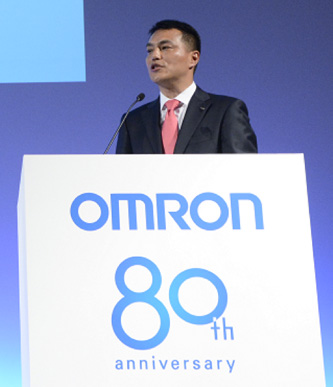 スピーチする代表取締役社長 山田
