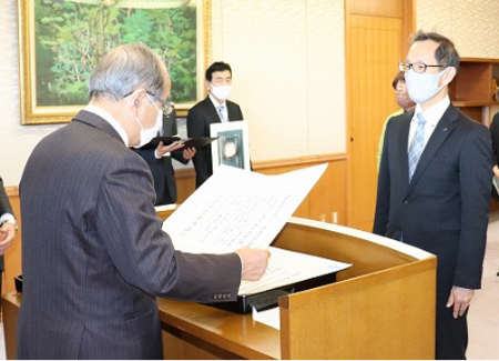 大分県知事　広瀬勝貞氏（左）から、表彰状を授与されるオムロン太陽株式会社　代表取締役社長　大前　浩一（右）