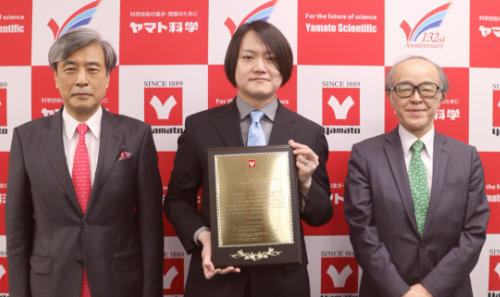 オムロン サイニックエックス 牛久祥孝（中央、4月21日開催のヤマト科学賞授与式にて）ヤマト科学賞選考委員長 森川 智氏（左、ヤマト科学株式会社代表取締役社長）、同選考委員 廣瀬通孝氏（右）