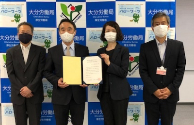 認定通知書を持って記念撮影をするオムロン太陽の代表取締役社長 立石郁雄（左から2人目）