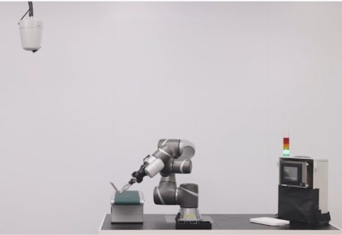 【画像処理ソフトウェア「Vision Edition-T」により、ネットワークカメラと協調ロボットが連携して検査する様子】
