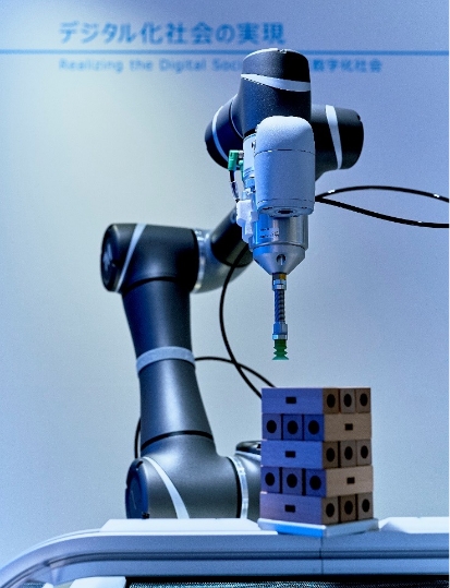 協調ロボットによる人と機械が協調する未来を体験
