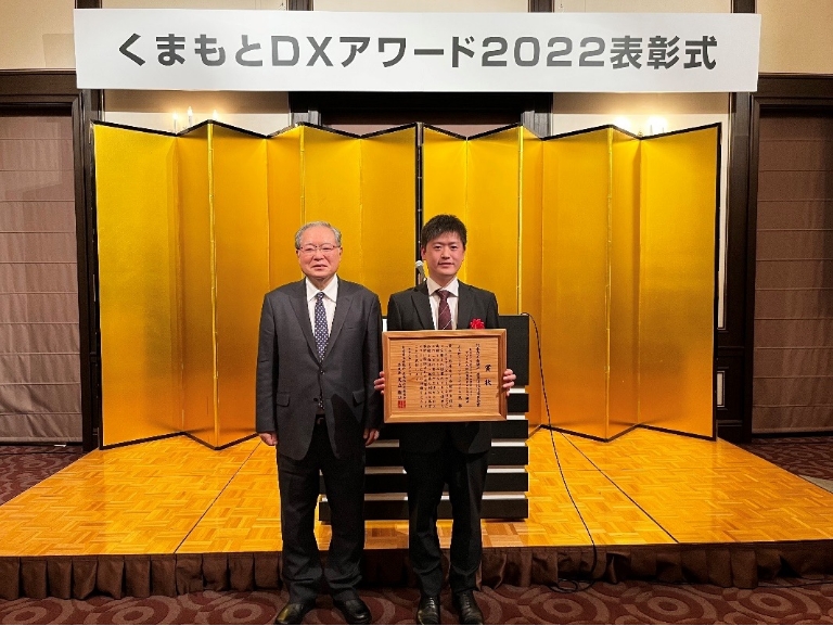 熊本商工会議所　産業活性化委員会　足立國功委員長（左）、オムロン リレーアンドデバイス株式会社 冨岡　弘一（右）