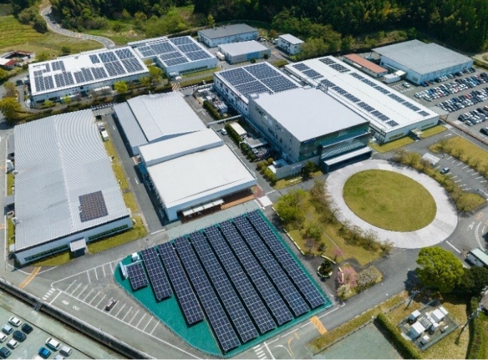 太陽光パネルが設置されたオムロン リレーアンドデバイス株式会社 山鹿事業所