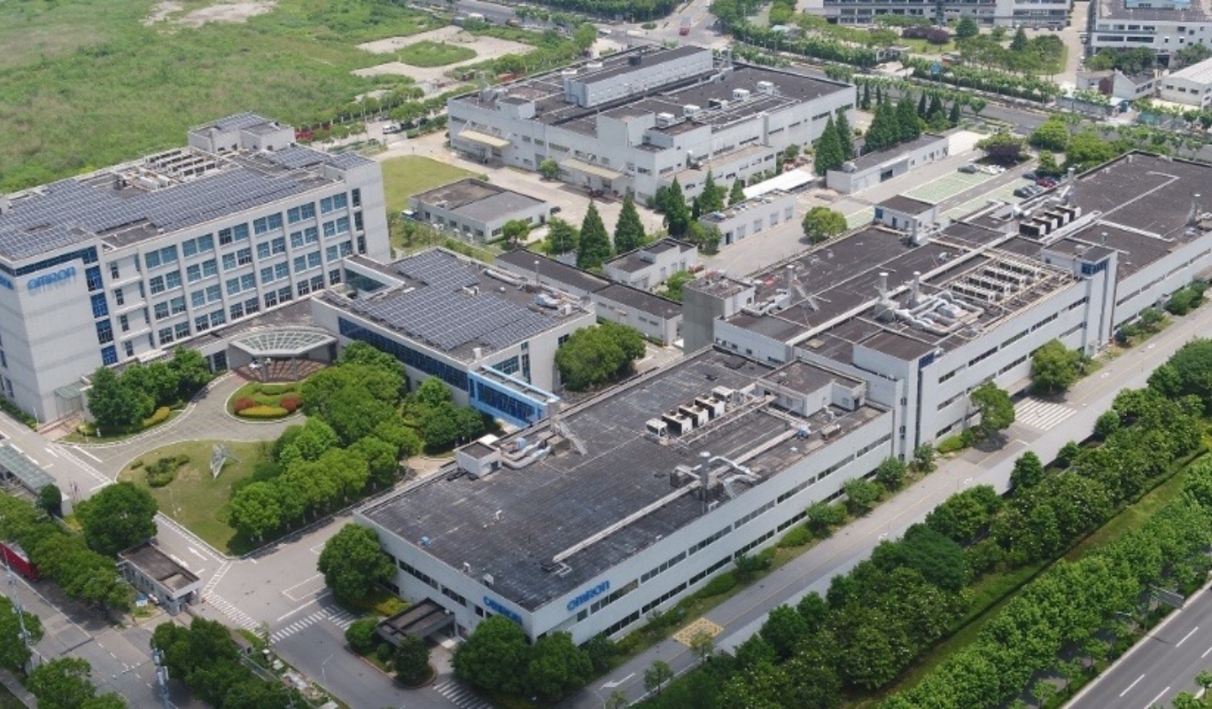 屋上に太陽光発電パネルを設置するオムロン上海工場