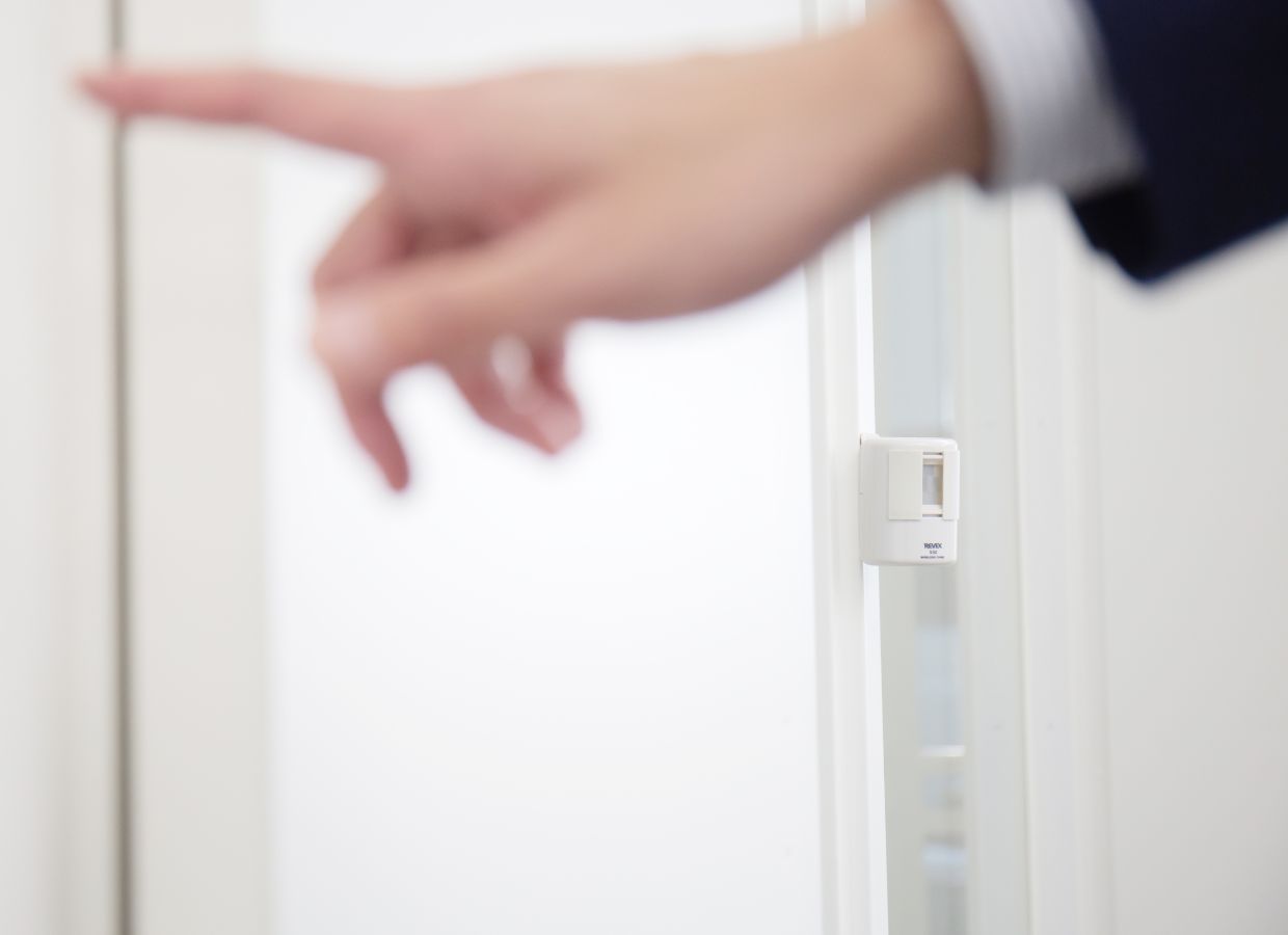 エレベーターの位置を知らせる人感センサの写真