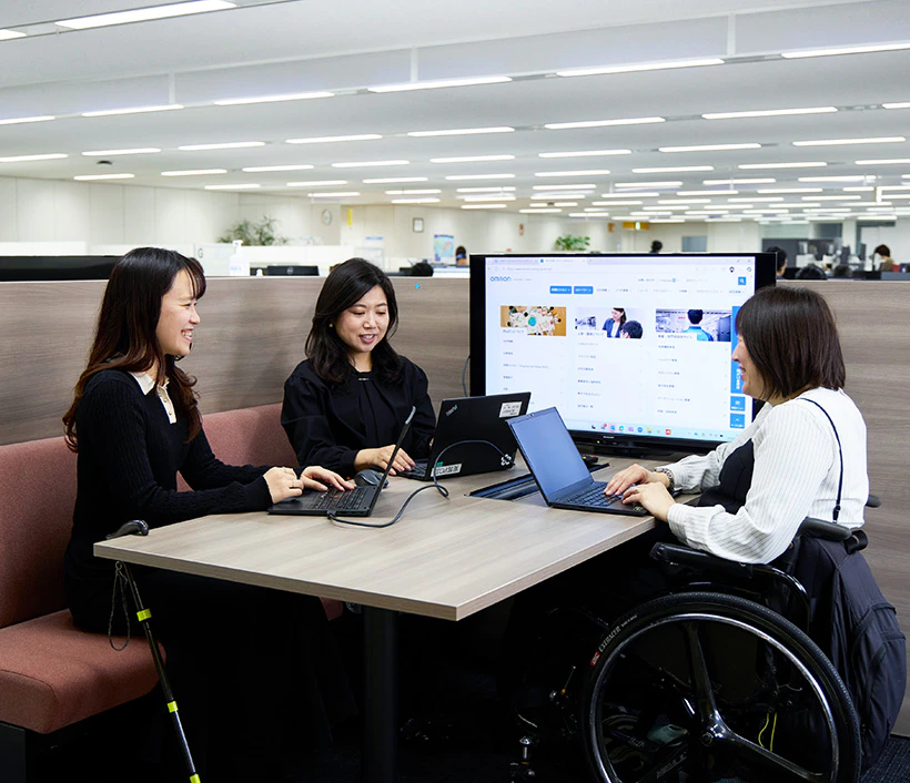 下肢障がいの方が打ち合わせをしている様子の写真