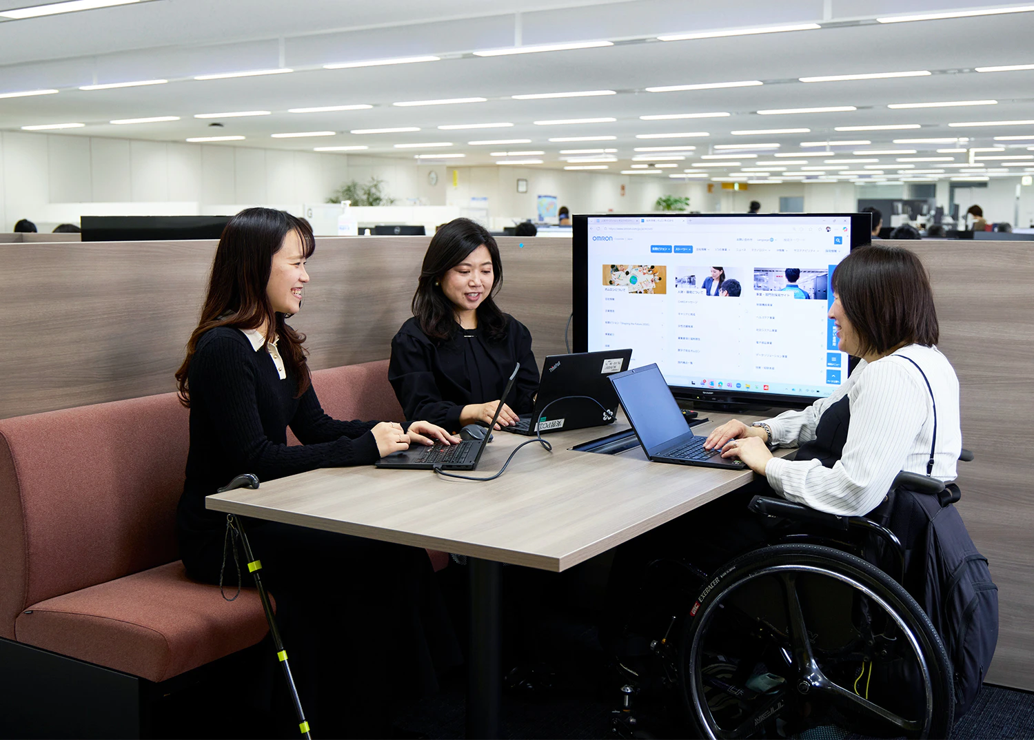 下肢障がいの方が打ち合わせをしている様子の写真