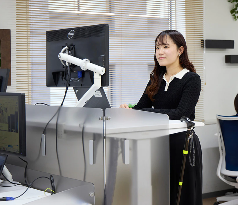 下肢障がいの方がデスクで作業をしている様子の写真