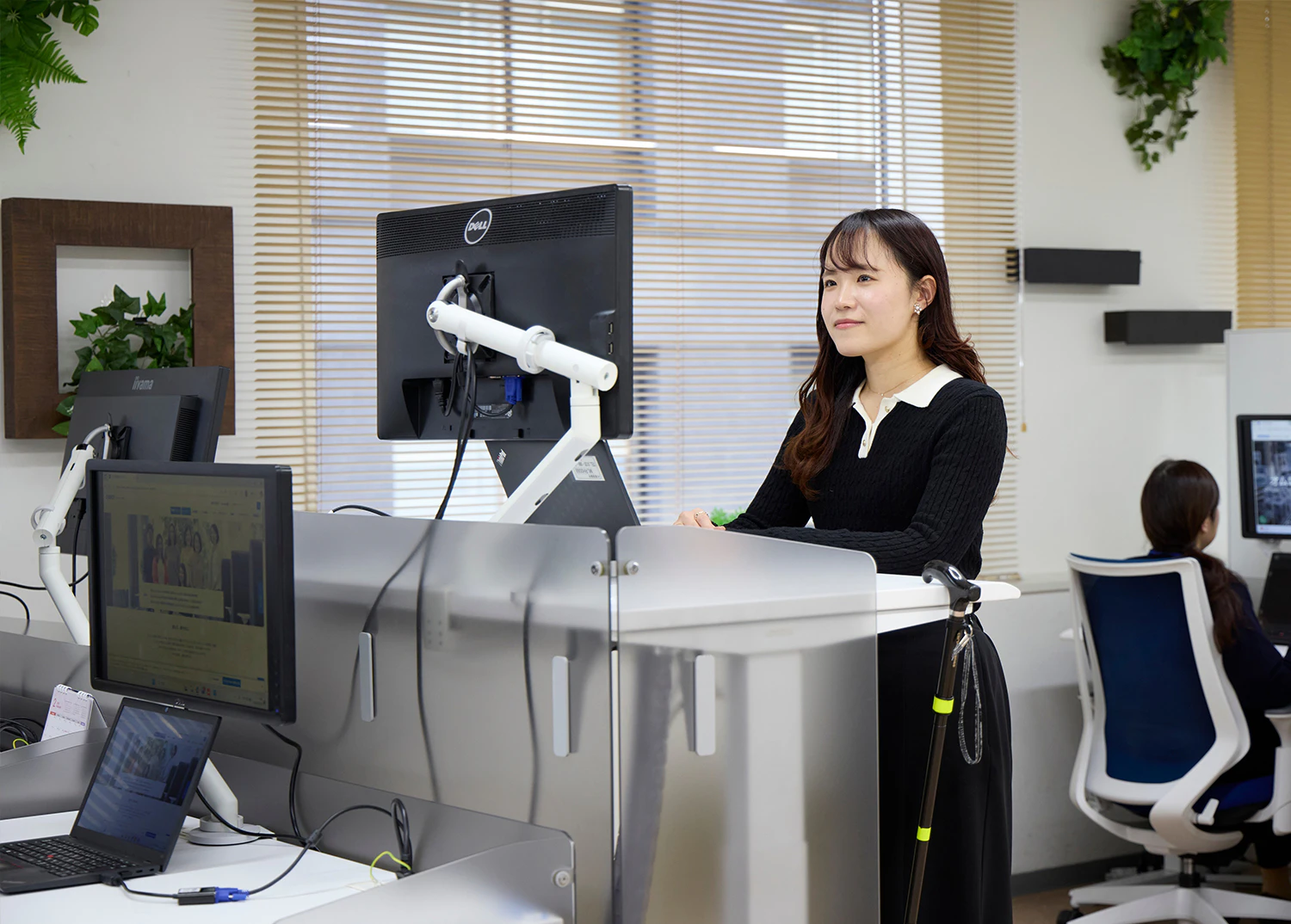 下肢障がいの方がデスクで作業をしている様子の写真