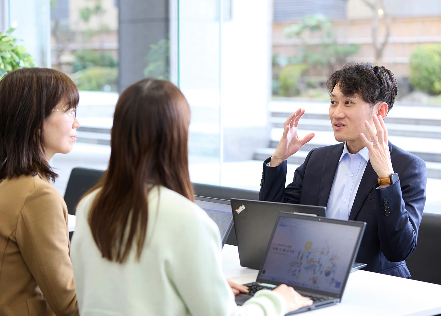 内部障がいの方が打ち合わせをしている様子の写真