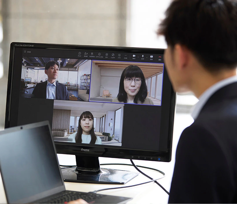 内部障がいの方がリモート会議をしている様子の写真