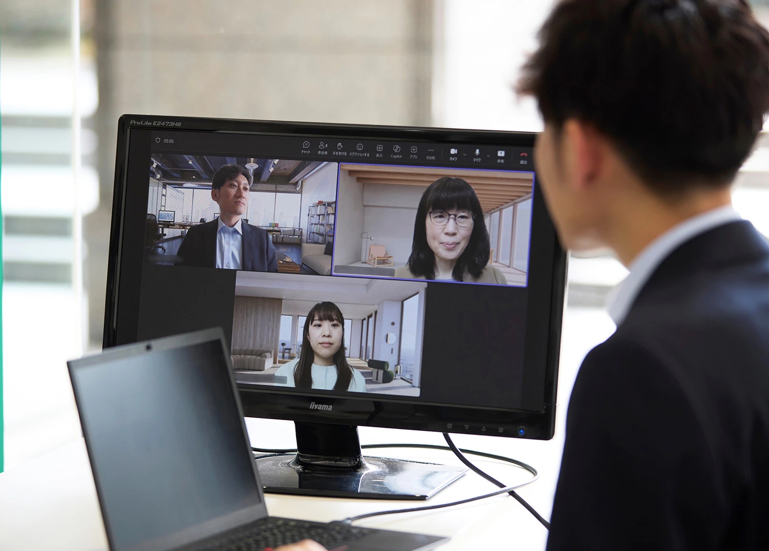 内部障がいの方がリモート会議をしている様子の写真