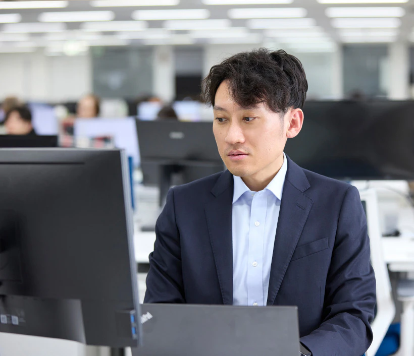 内部障がいの方がデスクで作業をしている様子の写真