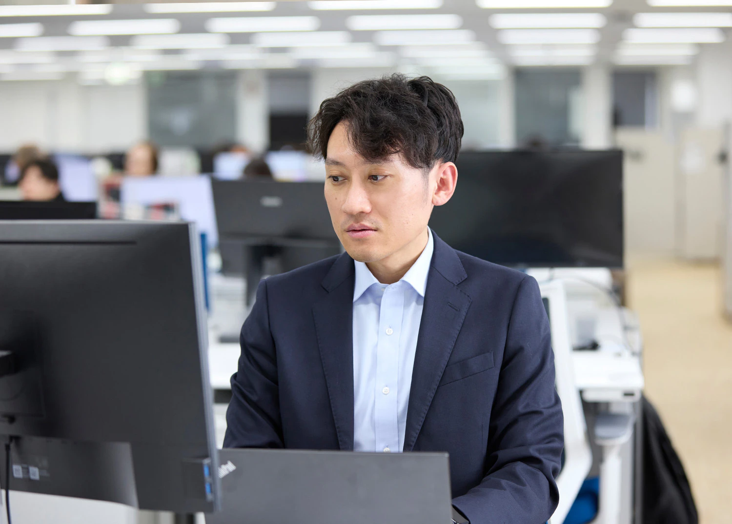 内部障がいの方がデスクで作業をしている様子の写真