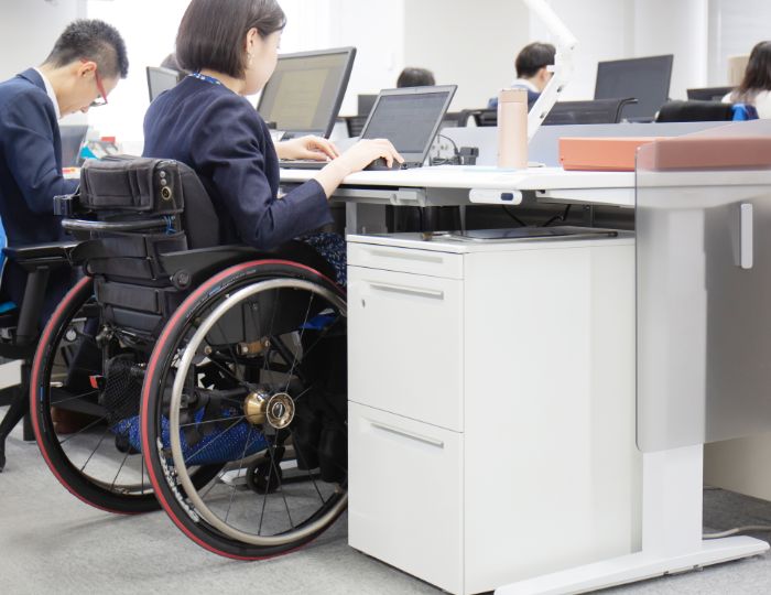 高さ変更可能なデスクの写真