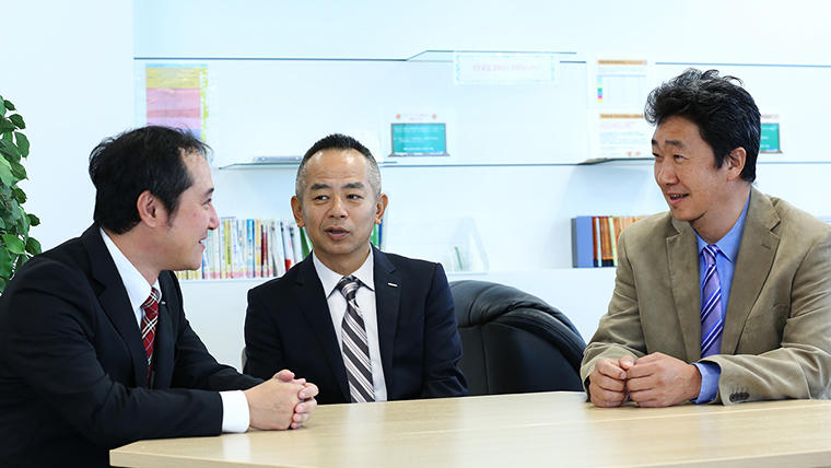 オムロン ソーシアルソリューションズ 高田義教、馬場基至、杉立好正(写真左から)
