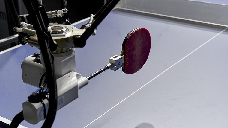 制御軸の数を増加し、人間の肘の動きに近づいたロボットアーム機構